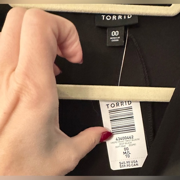TORRID 00 0X XL Black Crepe Twist Front Surplice Top NWT R$46 - Picture 5 of 9